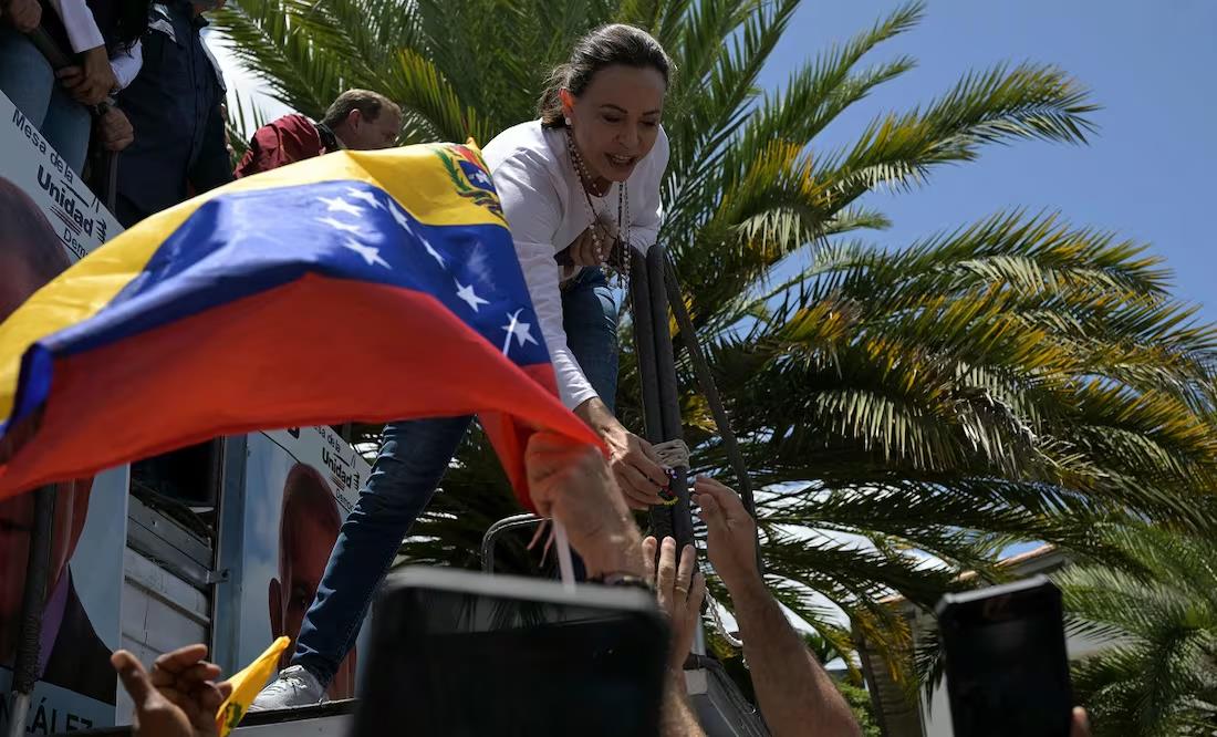 María Corina Machado ha desafiado su posible detención y llegado a la manifestación de los opositores subida a un camión.