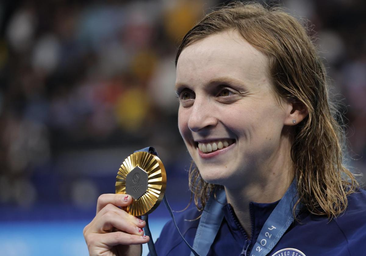 Katie Ledecky posa con el oro logrado en los 800 estilo libre.