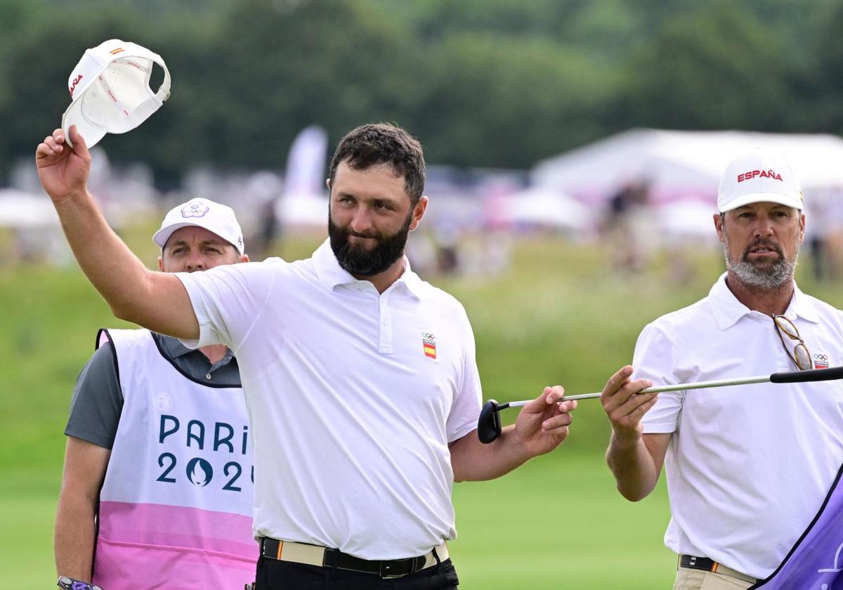 Jon Rahm saluda a los aficionados tras la disputa de la tercera ronda.