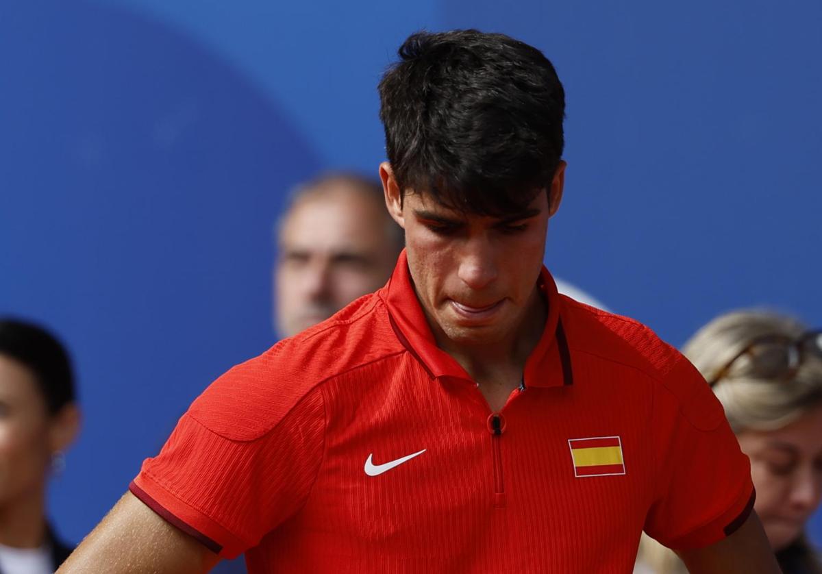 Carlos Alcaraz, triste y cabizbajo, tras perder la final por el oro ante Novak Djokovic.