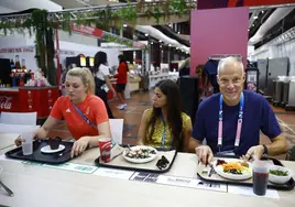 Mucho aceite, menú insípido, carne cruda: la receta fallida de la comida de la Villa Olímpica