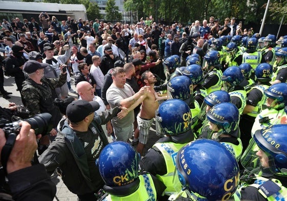 Manifestantes se enfrentan a agentes de la Policía en Manchester.