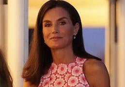 Letizia, de cena familiar en Mallorca con un precioso vestido rosa de flores, brazos al aire y sandalias planas