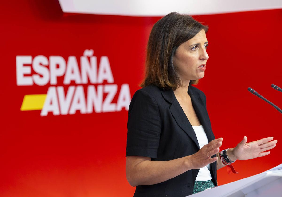 La portavoz del PSOE, Esther Peña en una rueda de prensa