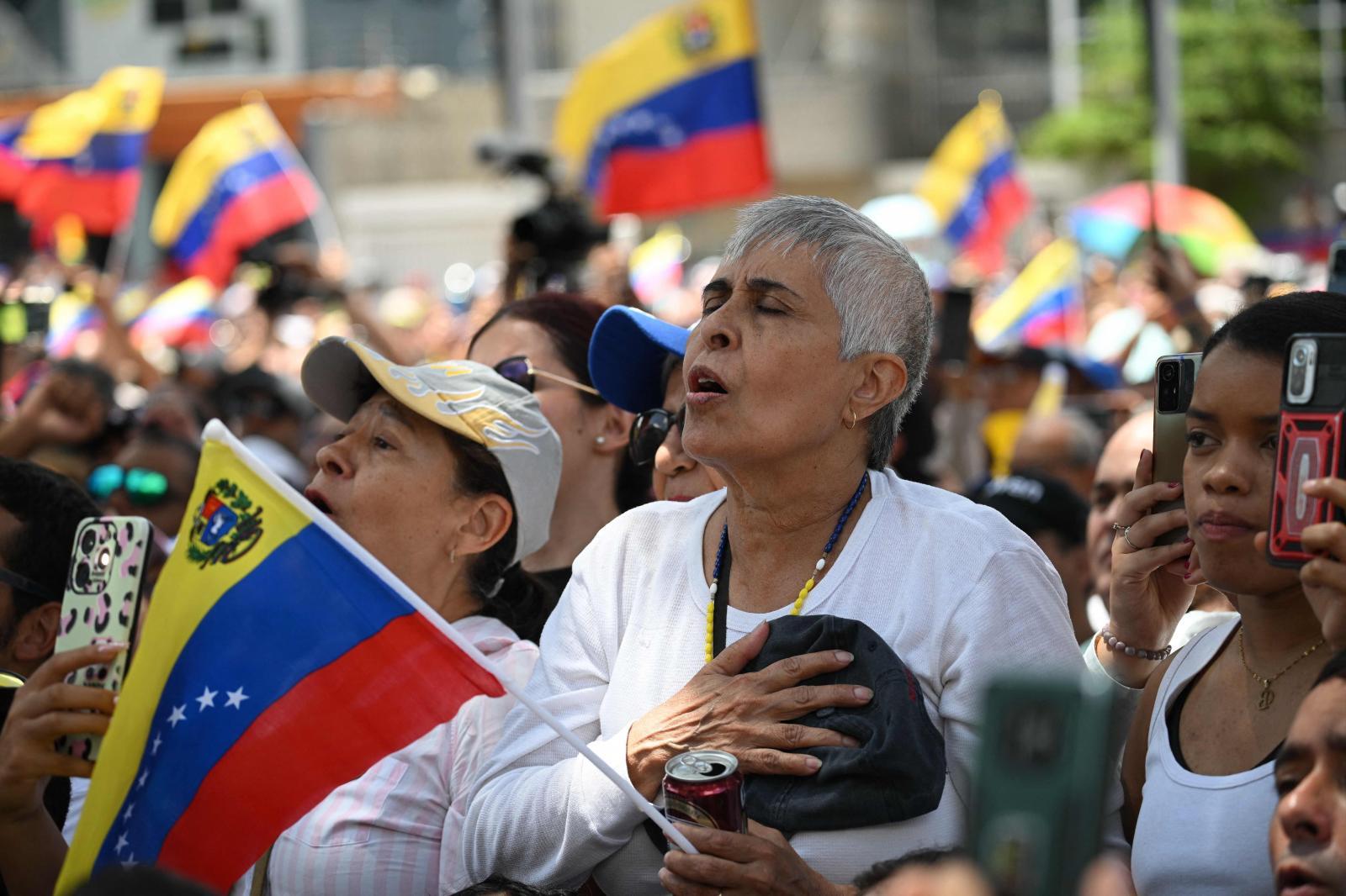 Simpatizantes del Partido Unitario Democrático cantan el himno de Venezuela en un acto de la oposición a Maduro.