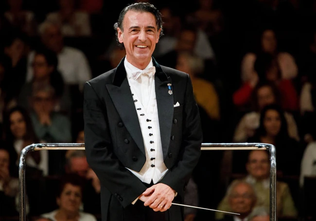 An ever-smiling conductor from Granada who travels the world with his baton.