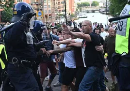 Un grupo de personas se enfrenta a agentes de la Policía en Bristol durante una manifestación a raíz del crimen de Southport.