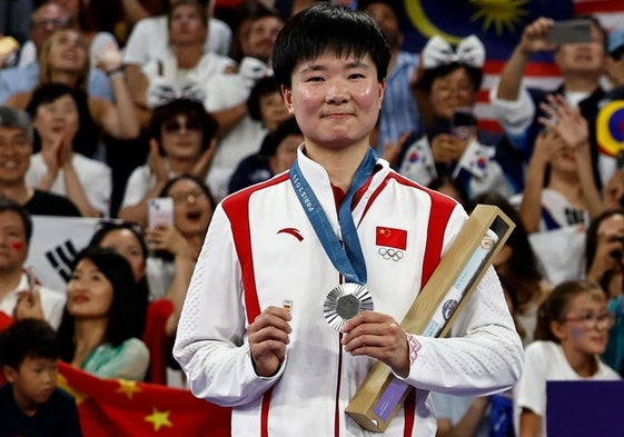 he Bing Jiago, en el podio con un pin con la bandera de España.