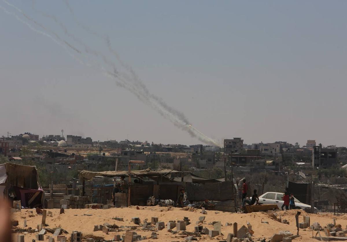 Vista de un cohete lanzado desde Gaza hacia Israel.