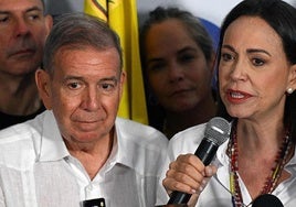 Edmundo González y María Corina Machado en una rueda de prensa.