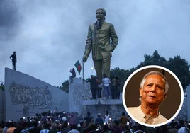 Los manifestantes han derribado estatuas del padre de la ex primera ministra, un héroe de la independencia.