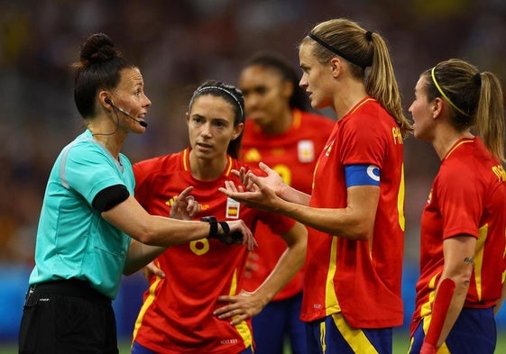 Aitana Bonmatí e Irene Paredes piden explicaciones a la árbitra durante la semifinal.