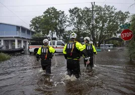 Los servicios de rescate buscan personas entre las casas inundadas por el huracán.