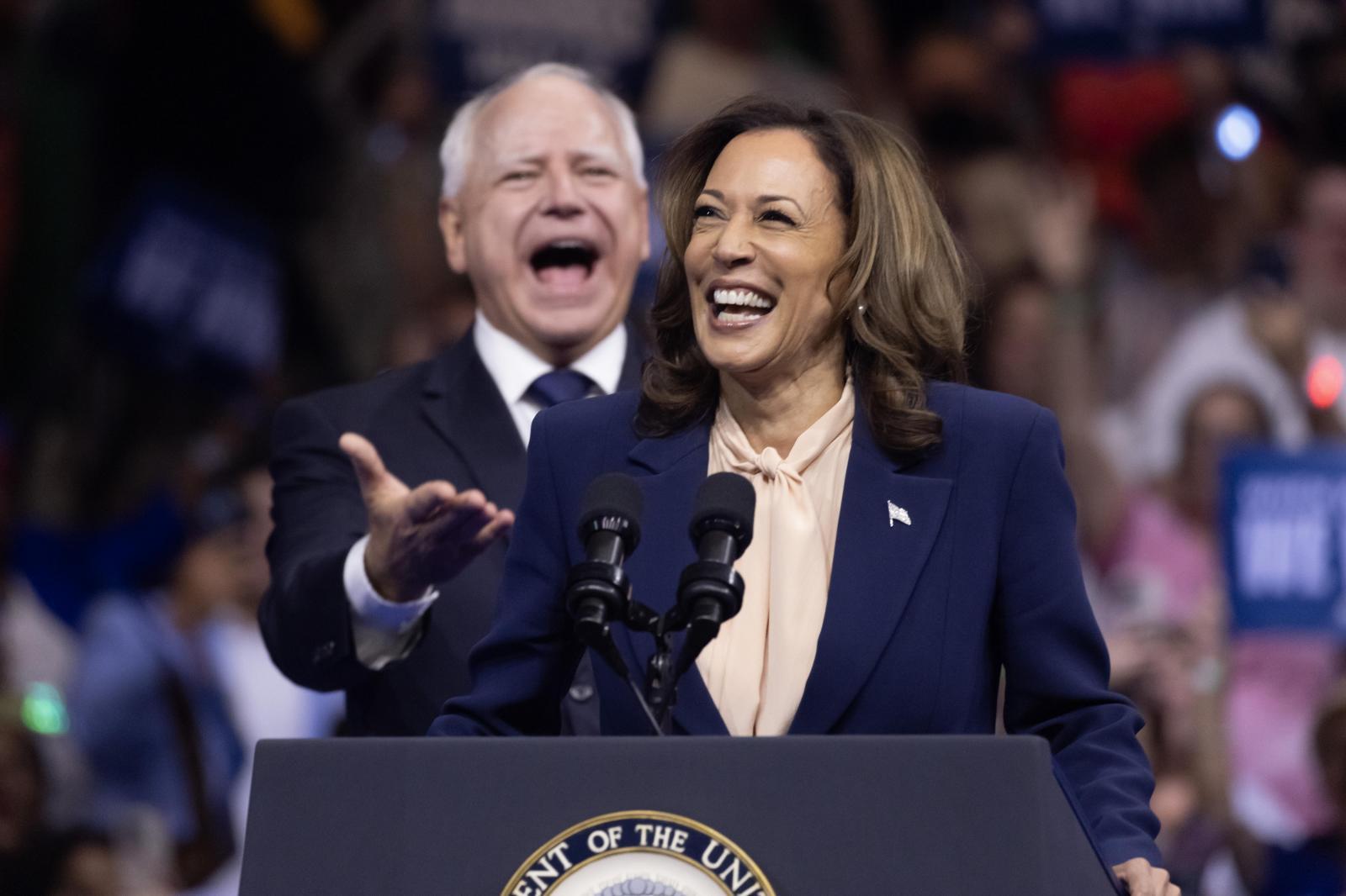 Walz secunda a la vicepresidenta en su discurso.