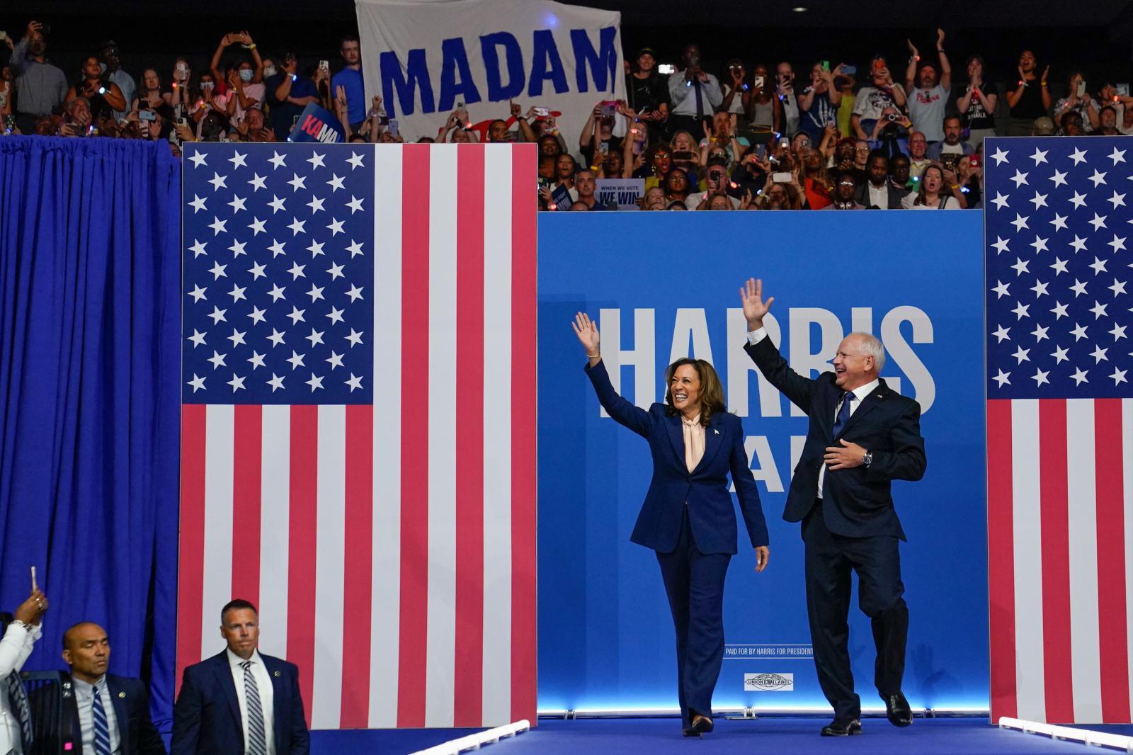 Kamala Harris y Tim Walz salen al escenario de su mitin en Filadelfia.