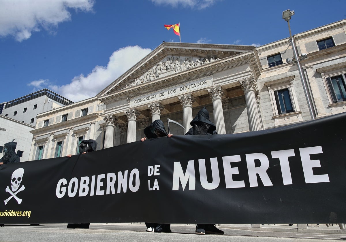 Miembros de Abogados Cristianos en una protesta contra la ley de eutanasia.