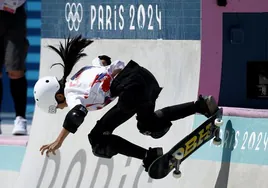 Haohao Zheng, de 11 años, compitiendo en skate park en París 2024.