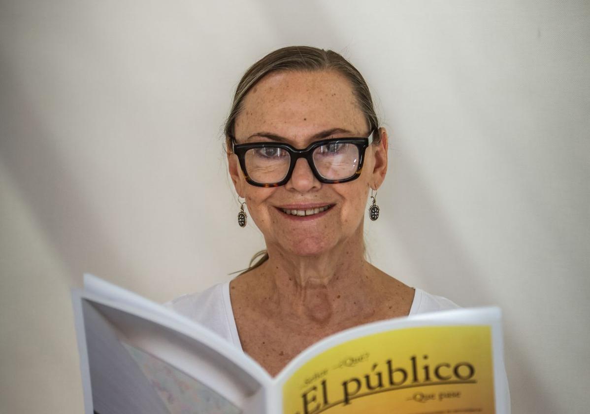 Laura, con un libro de Federico García Lorca