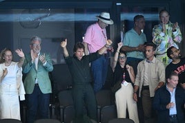 Tom Cruise durante la carrera femenina de 4x100 en los Juegos de París.