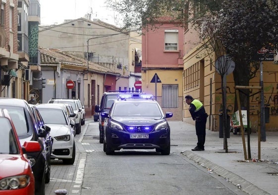 Un menor muere al caer de un tercer piso en Valencia cuando huía de la Policía