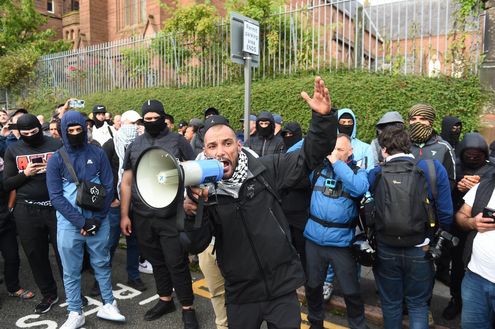 Unos pocos extremistas se concentran en Liverpool.