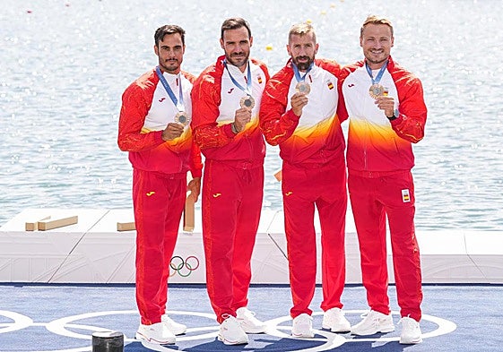 Los cuatro componentes del K4 500 español posan con la medalla de bronce.