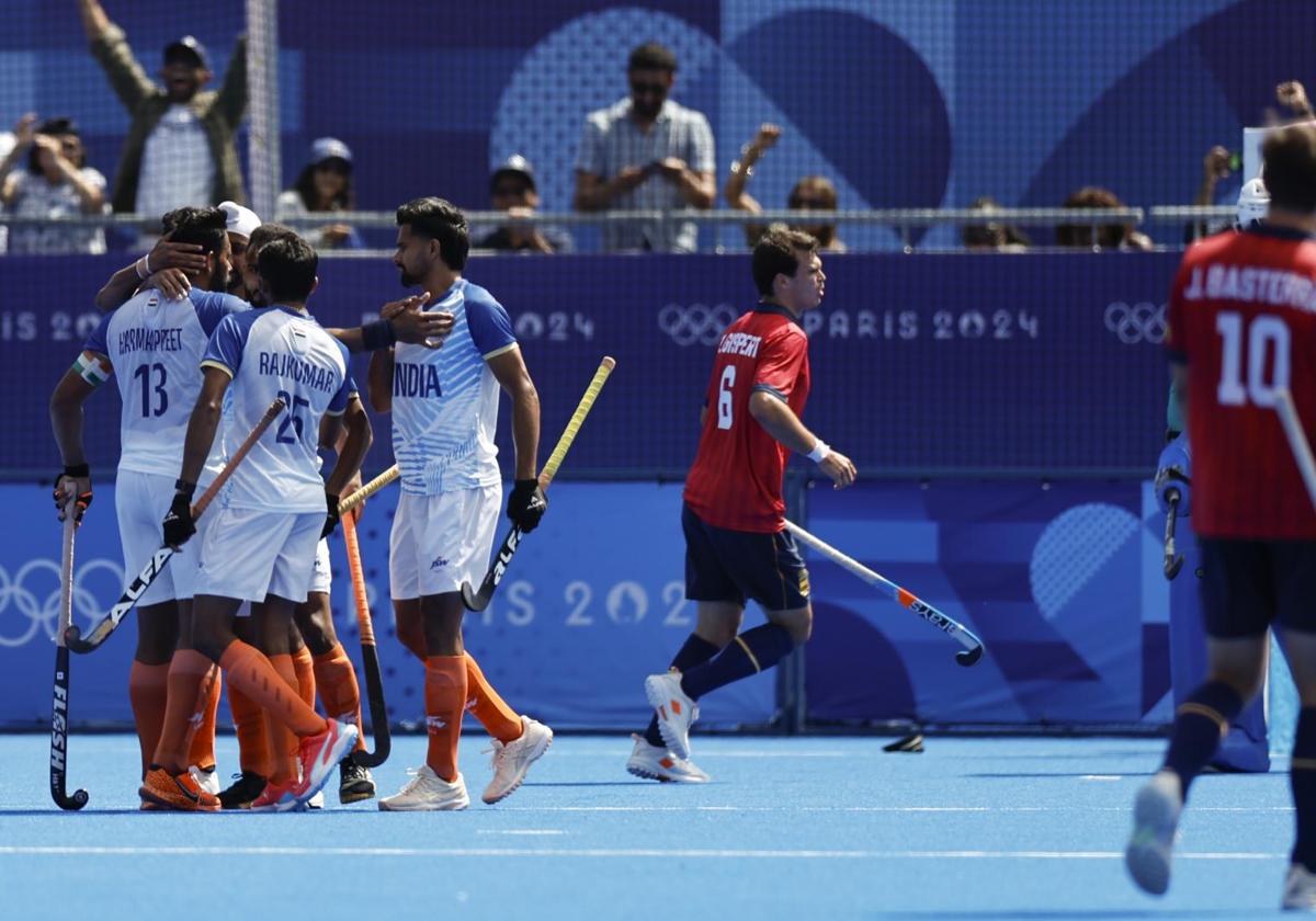 El equipo indio celebra tras anotar un gol ante España durante el partido masculino de hockey