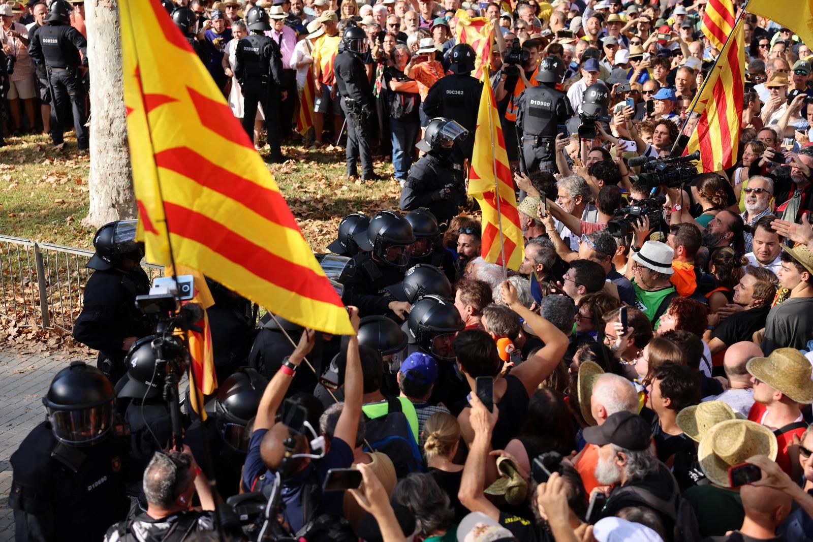 Todo indicaba que, como estaba previsto, el líder de Junts, tras recibir el calor de los suyos, se iba apresar de manera tranquila por los agentes que custodiaban esa única puerta. Los funcionarios llegaron a desplegarse por el acceso en lo que parecía la última maniobra para la detención porque la comitiva se acercaba a lo lejos. Pero todo era un señuelo.