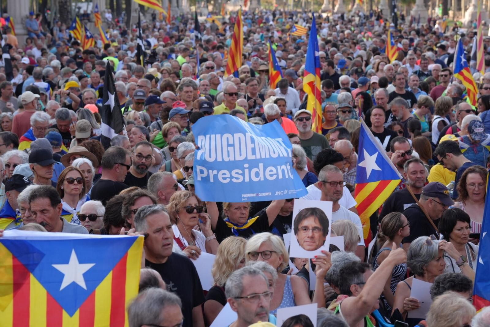 Puigdemont se ha convertido en el protagonista absoluto de la jornada de investidura de Salvador Illa, amén de dejar en ridículo a los Mossos d'Esquadra y a los otros cuerpos de seguridad del Estado que tienen la orden de detenerle firmada por el Supremo.