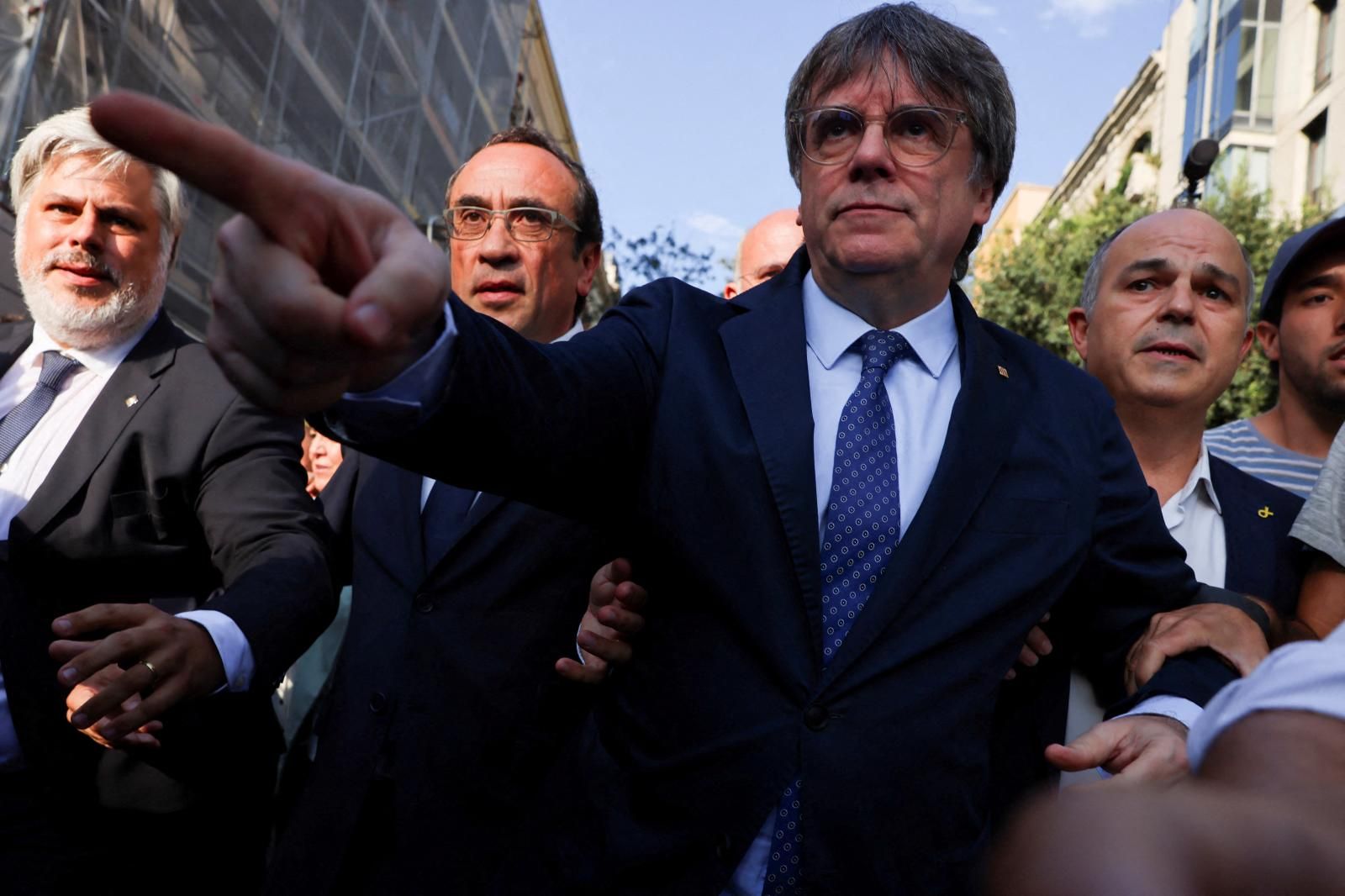 El último golpe de efecto teatral de Carles Puigdemont no estaba en el guión de nadie: una desaparición al puro estilo Houdini, esfumándose delante de los ojos de todos. Eso sí después de darse el baño de masas que deseaba a las puertas del Parlament. 
