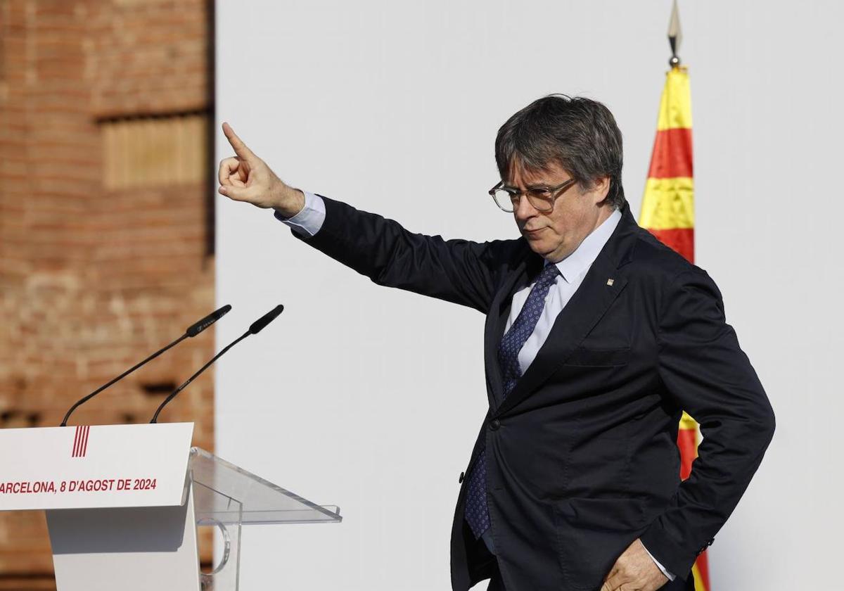 Carles Puigdemont durante su discurso en el paseo Lluís Companys de Barcelona.