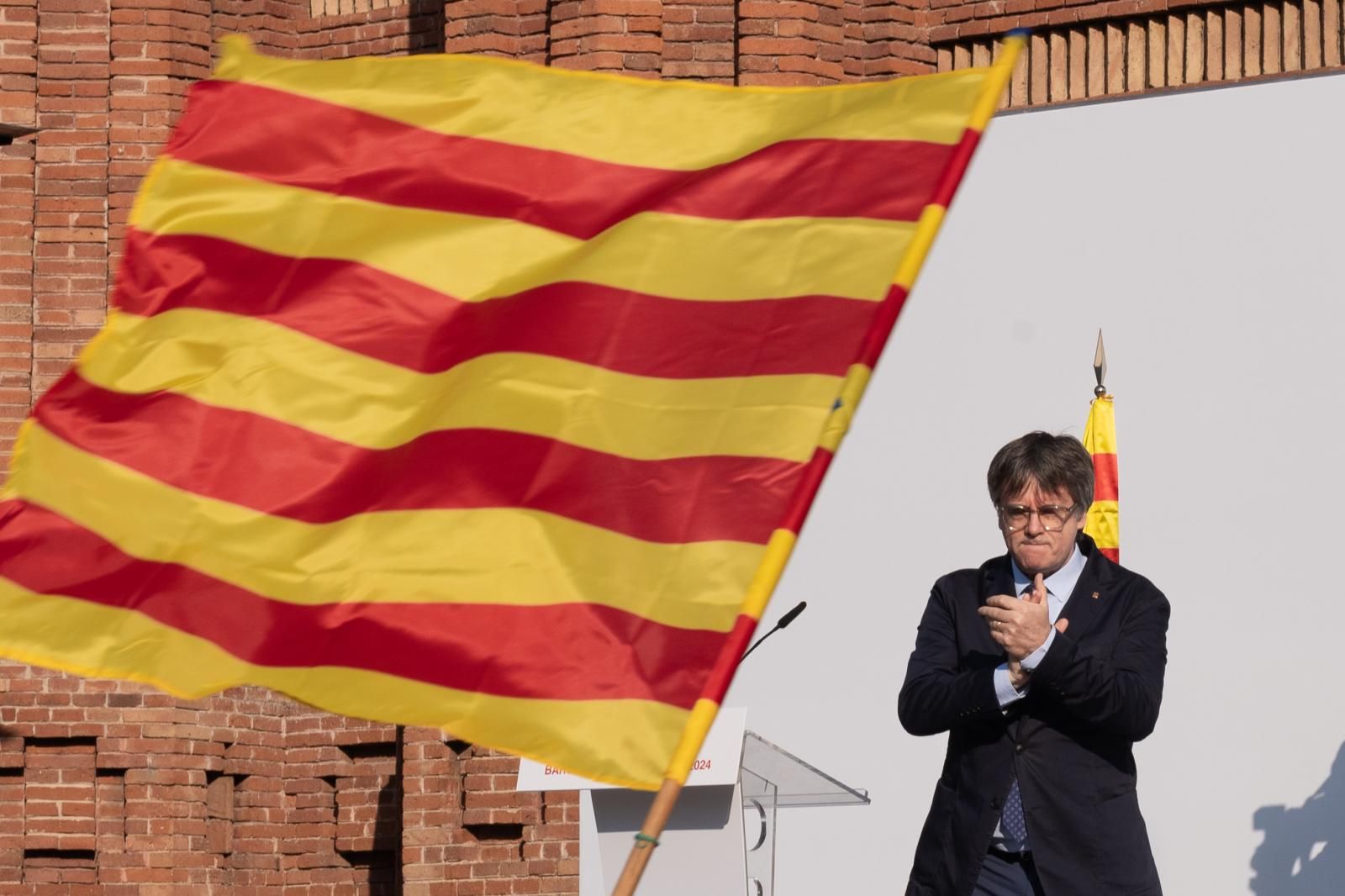 A las 9:04 el expresident comenzó lo que parecía un paseo hacia el único acceso a la cámara: la puerta del parque de la Ciutadella más pegada a la Estación de Francia.