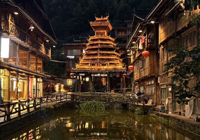 Una de las torres de Zhaoxing Dong Village iluminada.