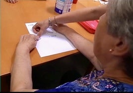 Fotos de una de los mayores que están aprendiendo a leer y a escribir en un pueblo de Ciudad Real.