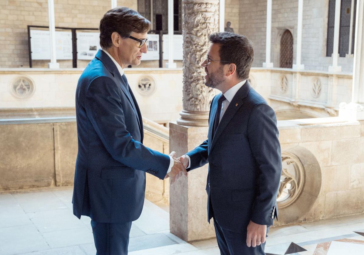 Salvador Illa y Pere Aragonès se saludan antes de la reunión.