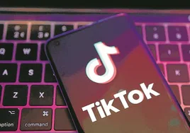 Un móvil con el logo de Tik Tok, la red social competencia de Instagram.