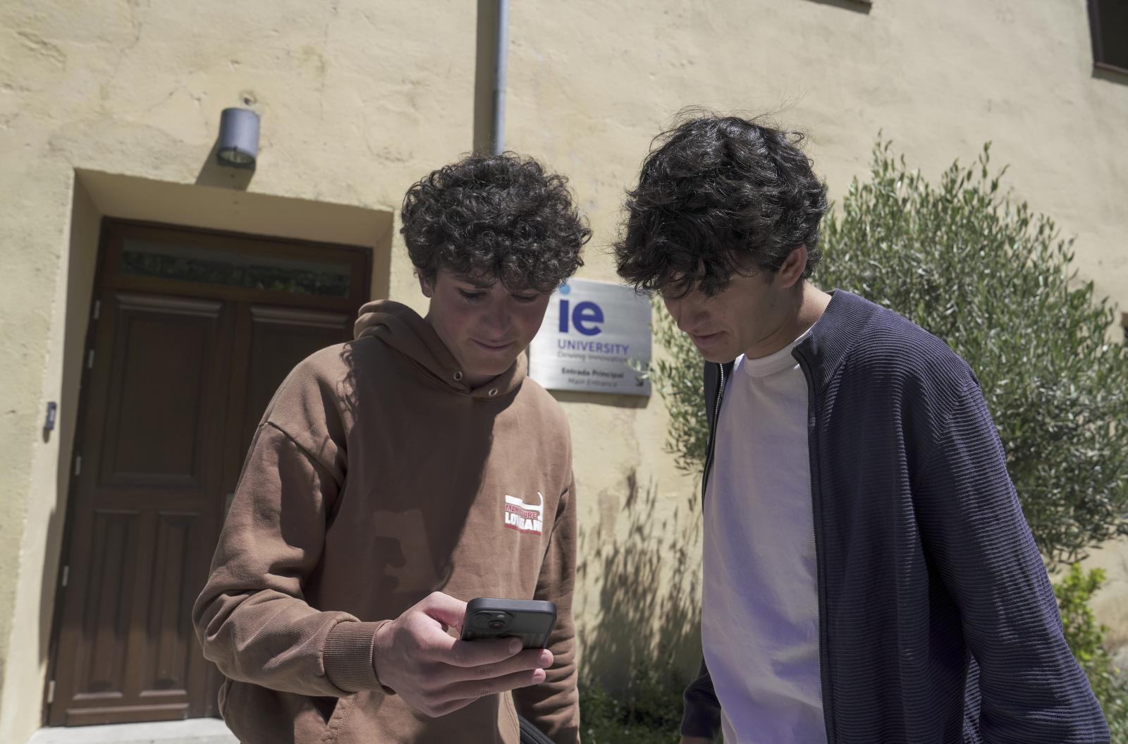 Los italianos Gregorio Furnari y Kublai charlan a la salida de la universidad.