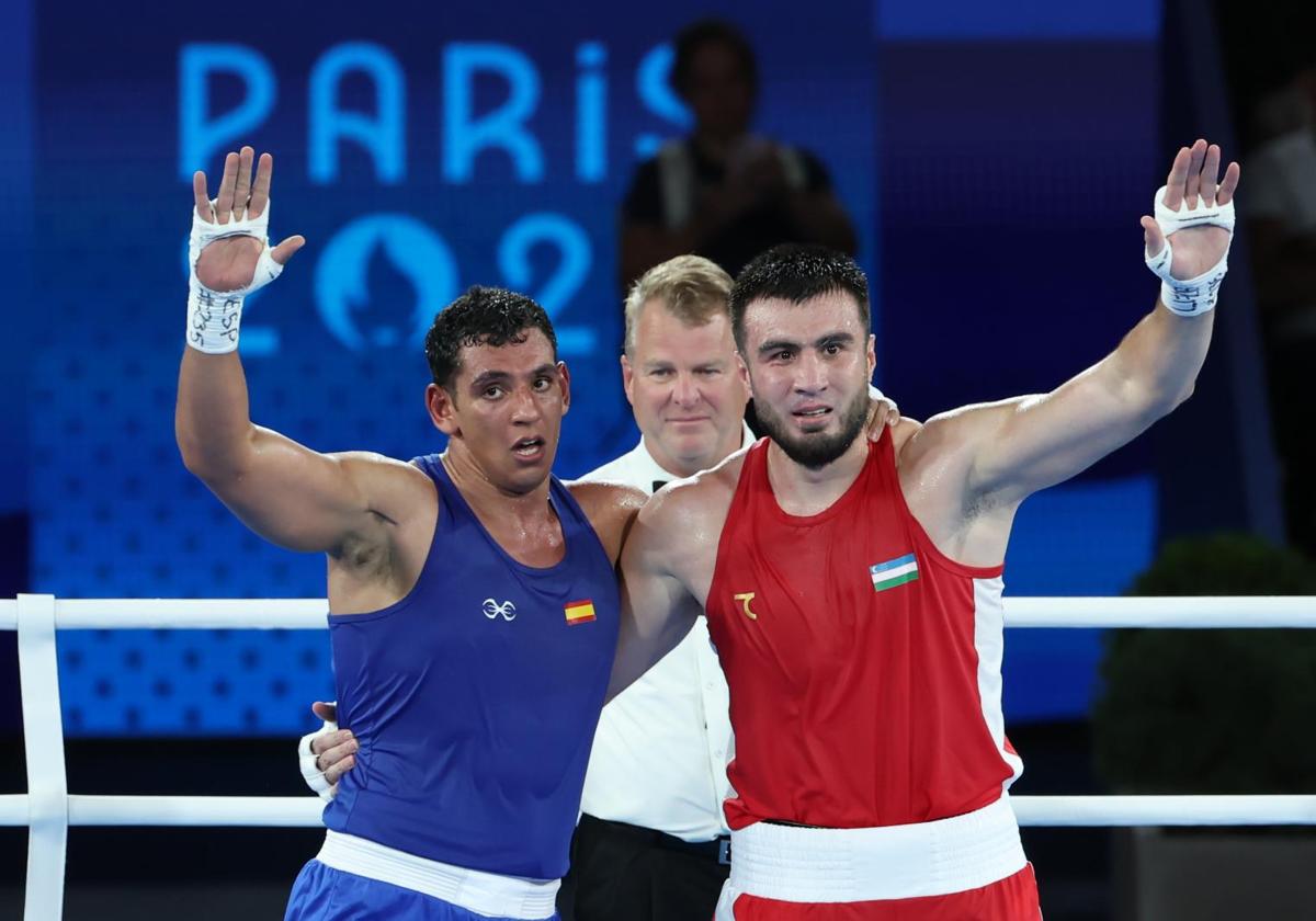 Ayoub Ghadfa y Bakhodir Jalolov, tras la pelea por el oro.