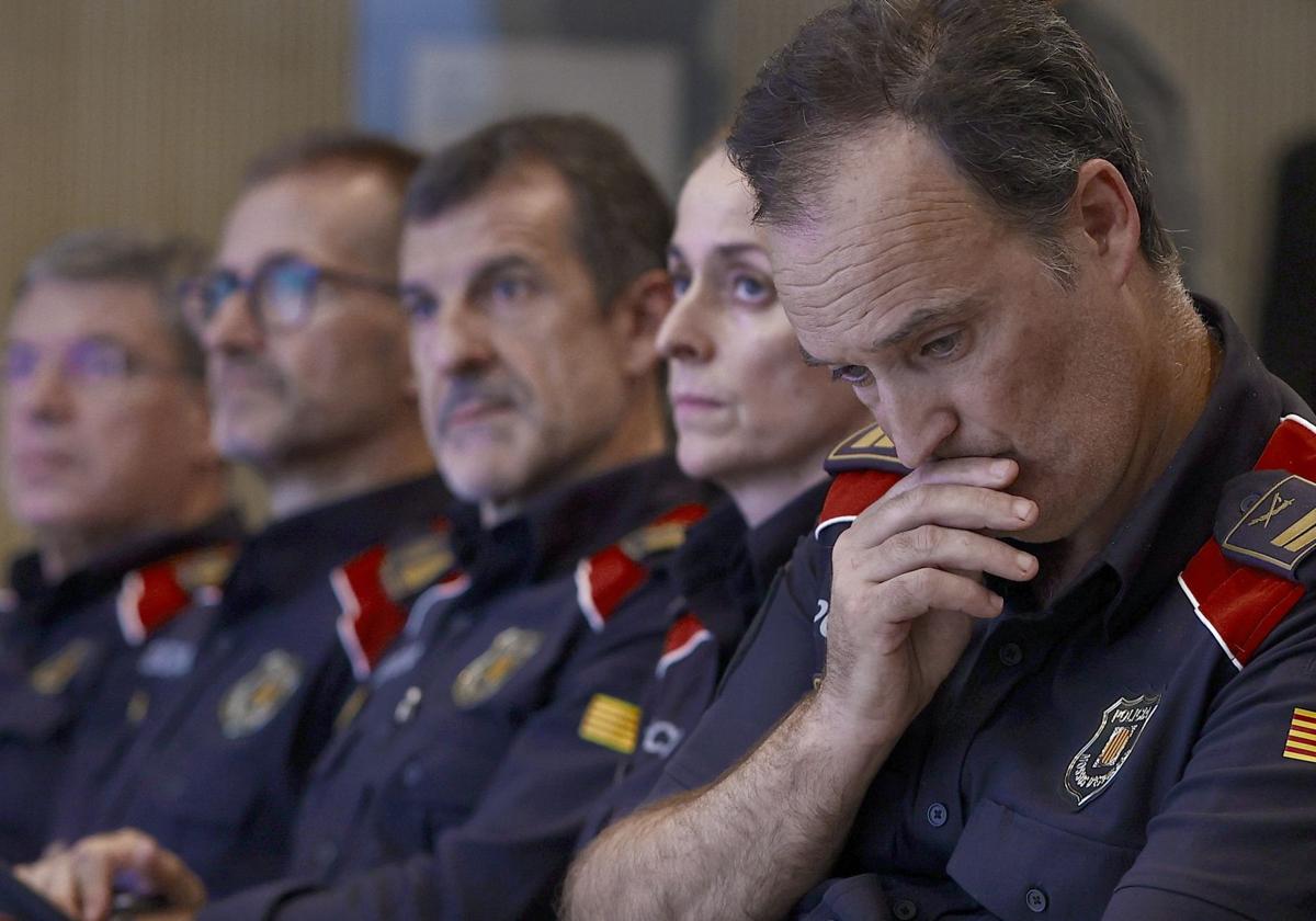 El comisario jefe de los Mossos d'Esquadra, Eduard Sallent (derecha), el viernes en la rueda de prensa para explicar lo ocurrido con la fuga de Carles Puigdemont.