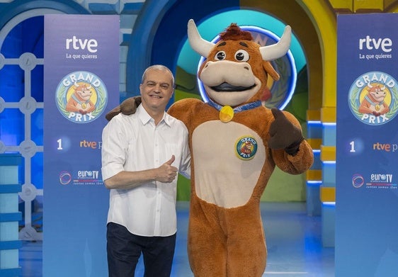 Ramón García, presentador de 'El Grand Prix del verano' y la vaquilla, una de las protagonistas del concurso.