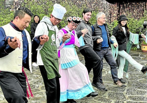 Los naxi nos enseñan a bailar sus danzas con suerte desigual