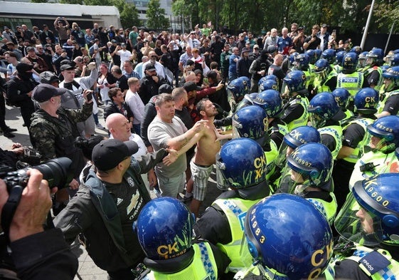 Una protesta antiinmigración en Mánchester tras el crimen de Southport.