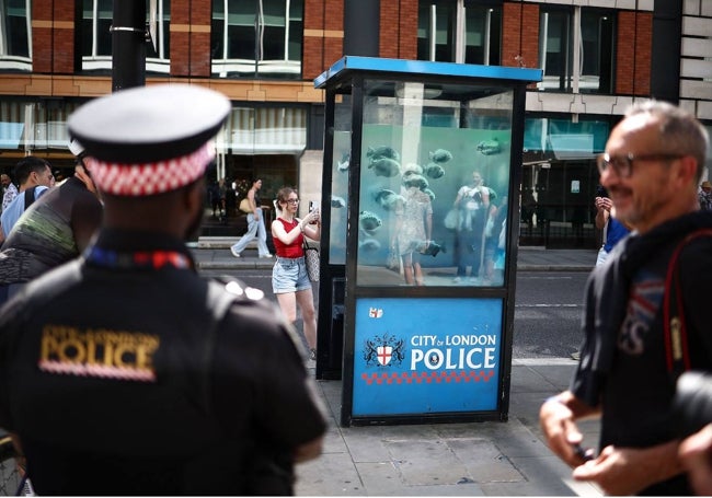 La policía inspecciona la garita transformada Por Banksy.