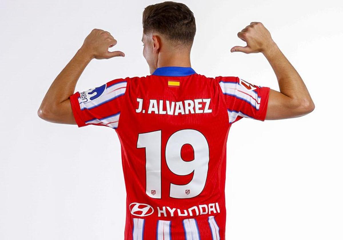 Julián Álvarez ya luce la camiseta del Atlético.