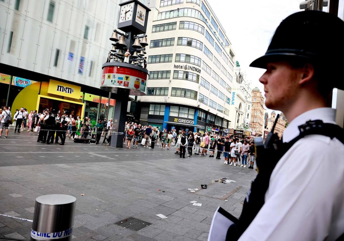 Un policía vigila la zona donde se ha producido el doble apuñalamiento en Londres.