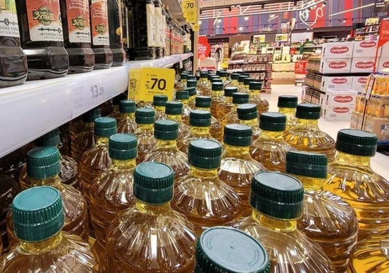 Botellas de aceite en un supermercado