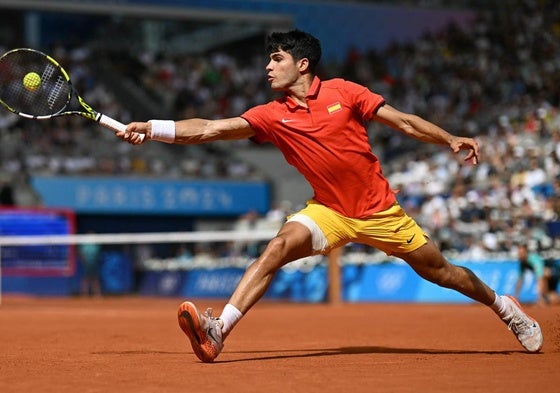 Carlos Alcaraz devuelve una pelota durante un partido olímpico disputado en Roland Garros