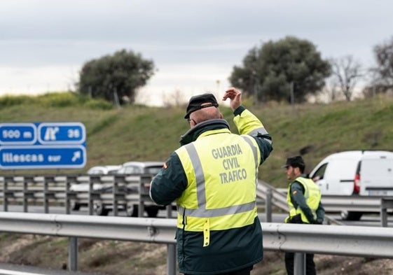 Un Guardia Civil controla el tráfico.