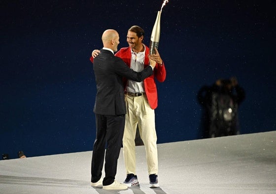 Zidane le pasa la antorcha olímpica a Nadal