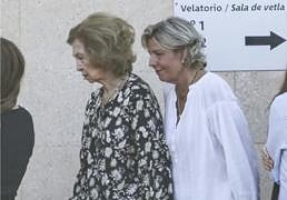 Por qué solo ha ido la reina Sofía a despedir a Juan Gómez-Acebo: dónde están los demás y los detalles de su entierro en Madrid